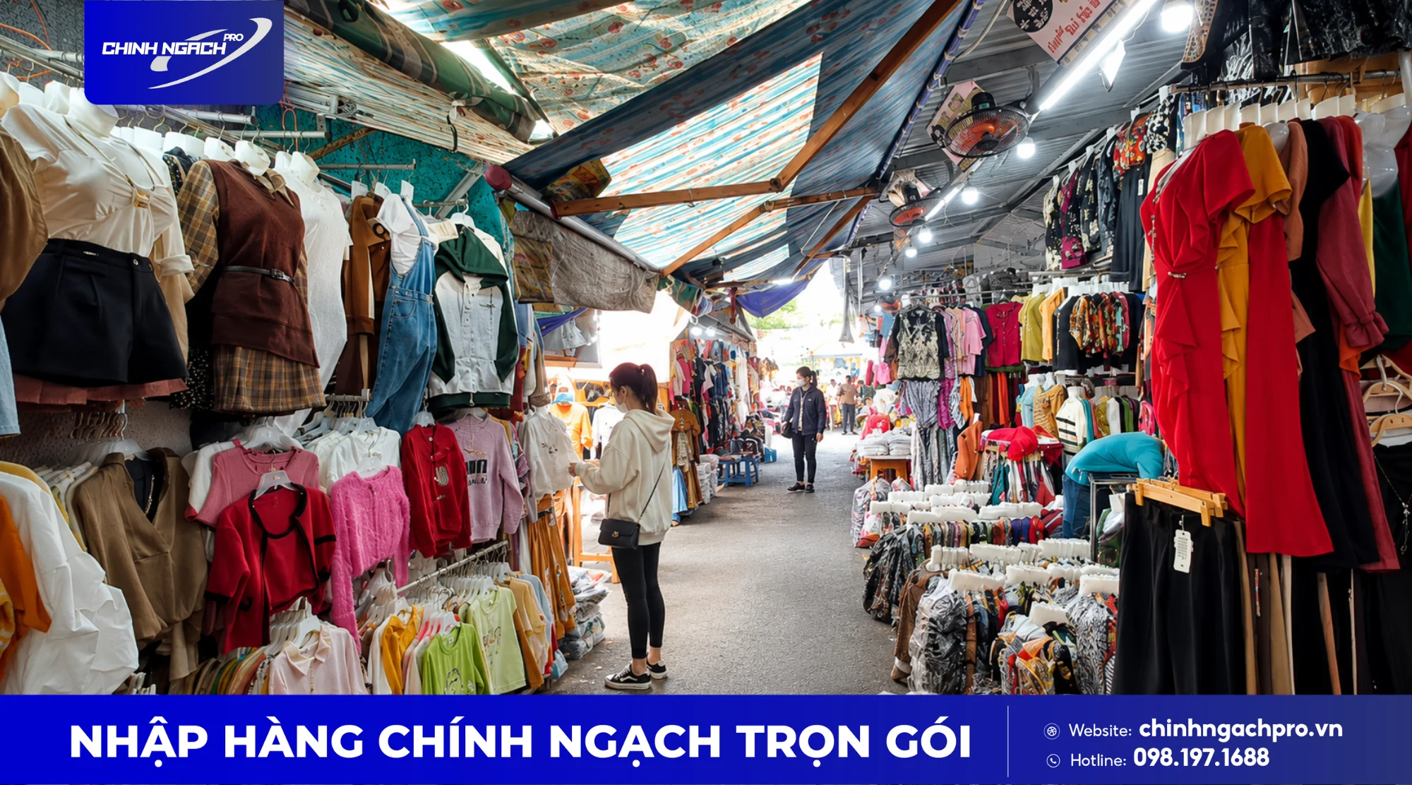 Các sạp quần áo với đủ chủng loại, màu sắc và kích cỡ