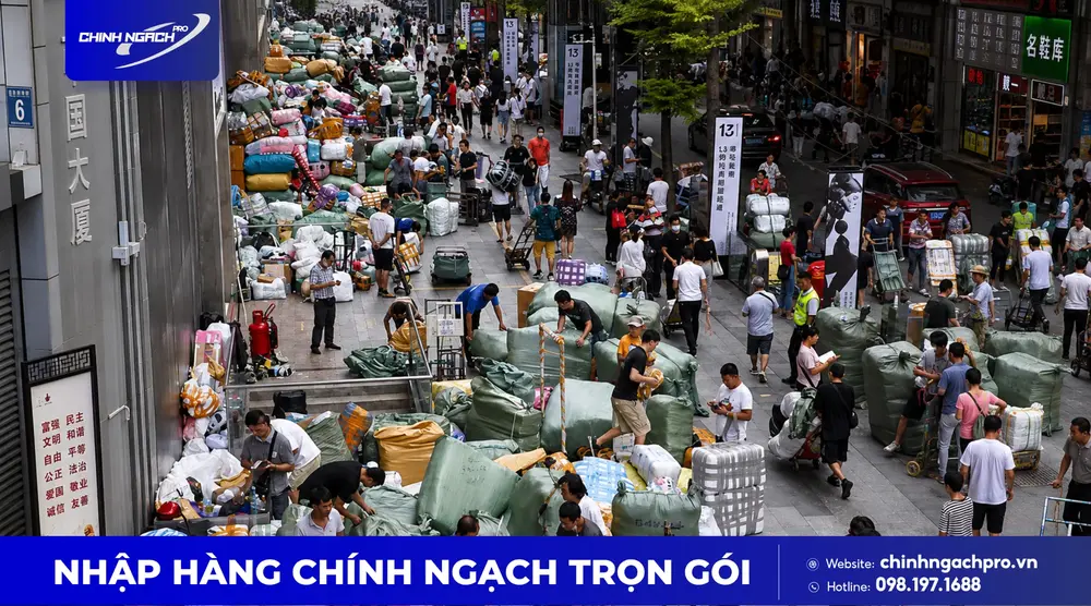 Người nhập hàng tấp nập ở khu chợ Shahe